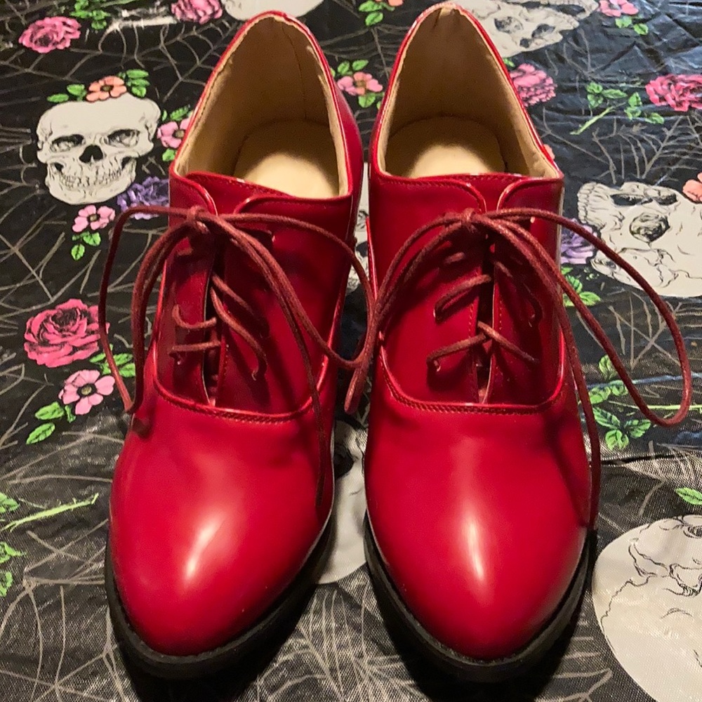 Vintage style, pin-up girl red Oxfords